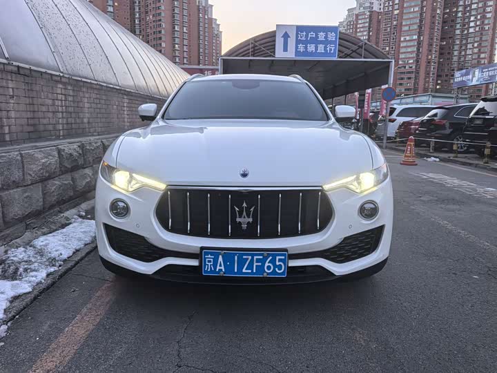 Фото 2 - Maserati Levante