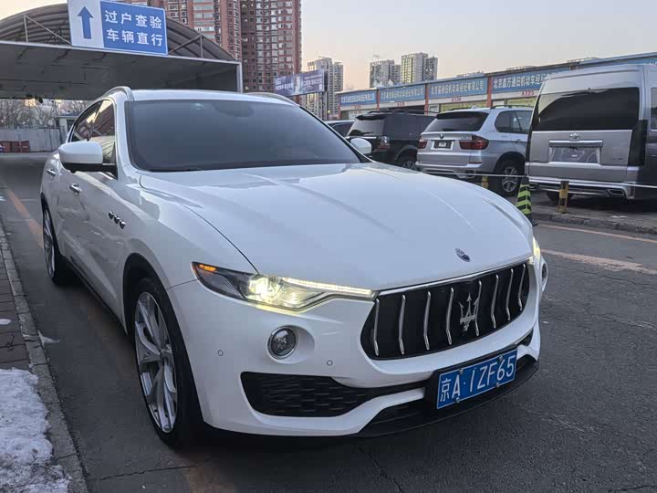Фото 3 - Maserati Levante