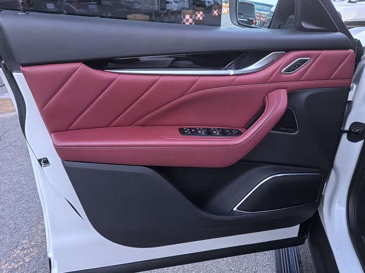 Фото 7 - Maserati Levante