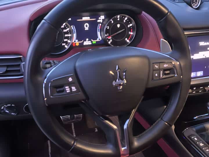 Фото 9 - Maserati Levante