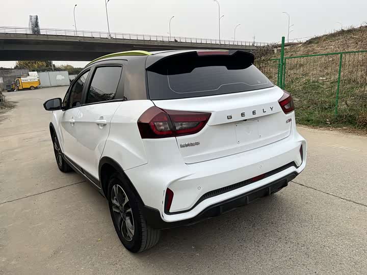 Фото 8 - Geely Geometry EX3