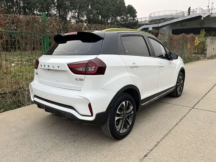 Фото 9 - Geely Geometry EX3