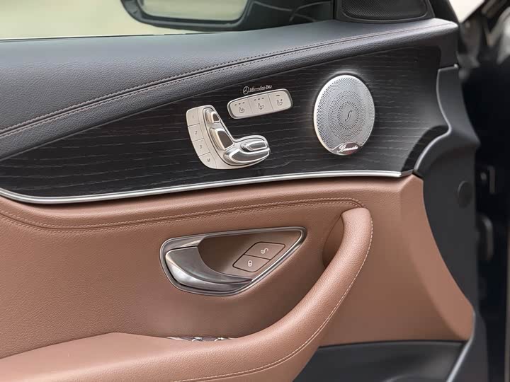 Фото 8 - Mercedes-Benz E-Class