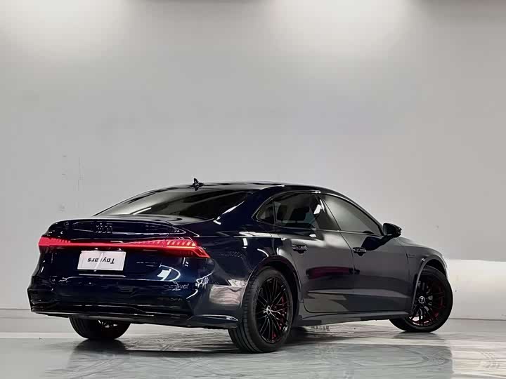 Фото 4 - Audi A7L