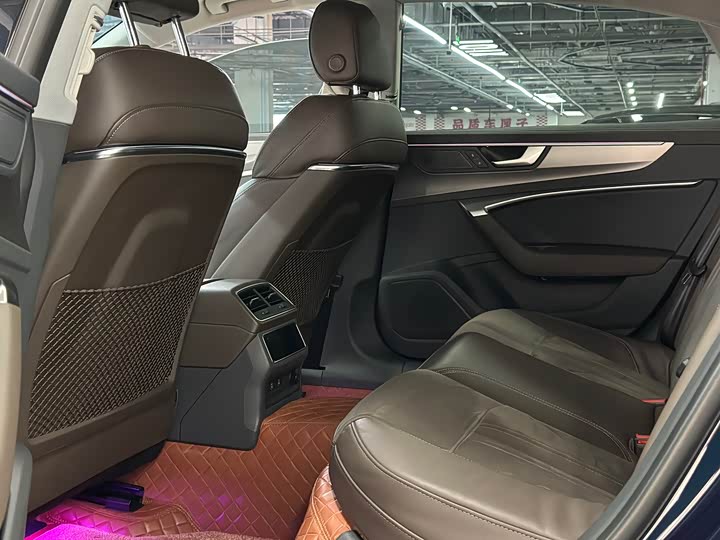 Фото 6 - Audi A7L