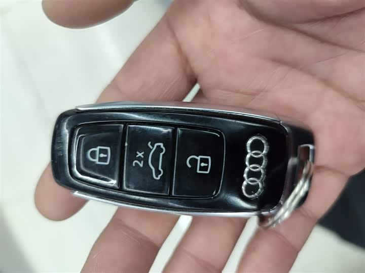 Фото 9 - Audi A6L