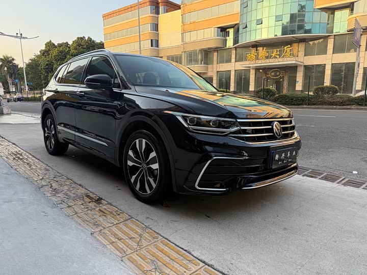 Фото 3 - Volkswagen Tiguan L Pro