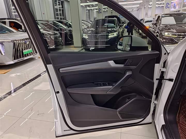 Фото 6 - Audi Q5L