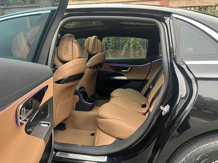 Фото 4 - Mercedes-Benz E-Class