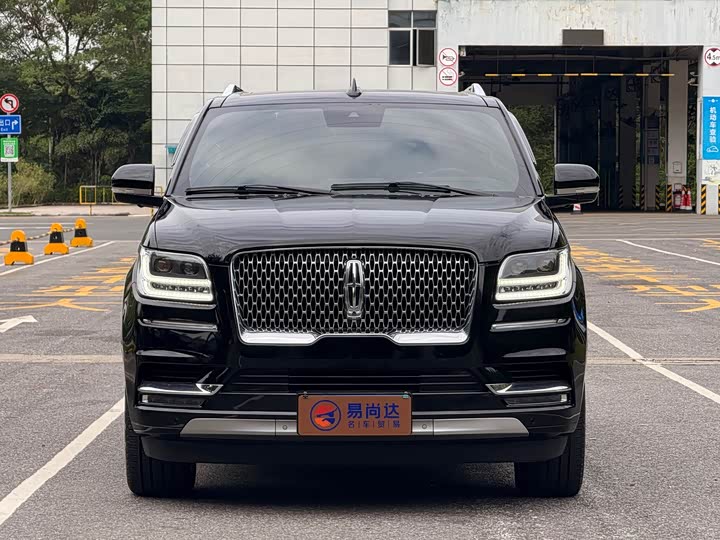Фото 2 - Lincoln Navigator
