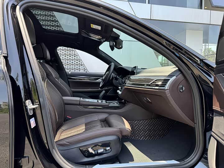 Фото 8 - BMW 7 Series