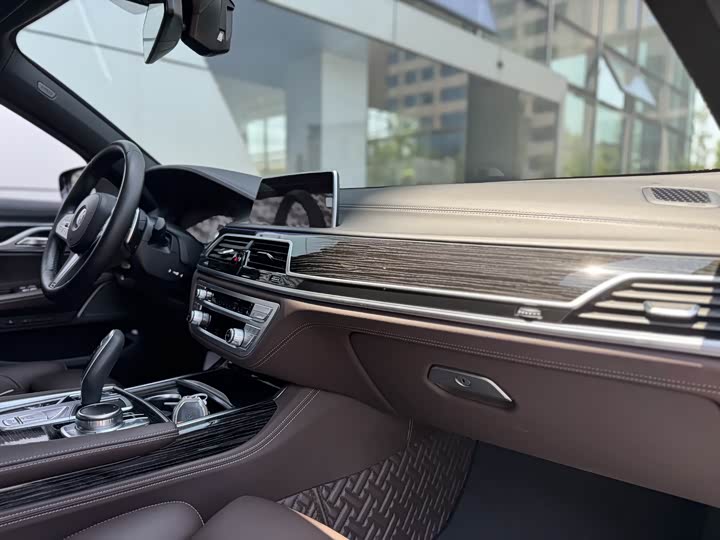 Фото 9 - BMW 7 Series