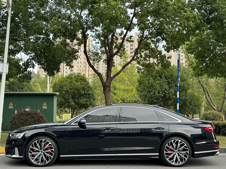 Фото 3 - Audi S8