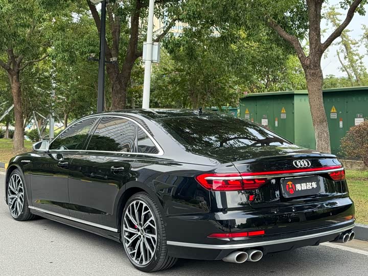 Фото 4 - Audi S8