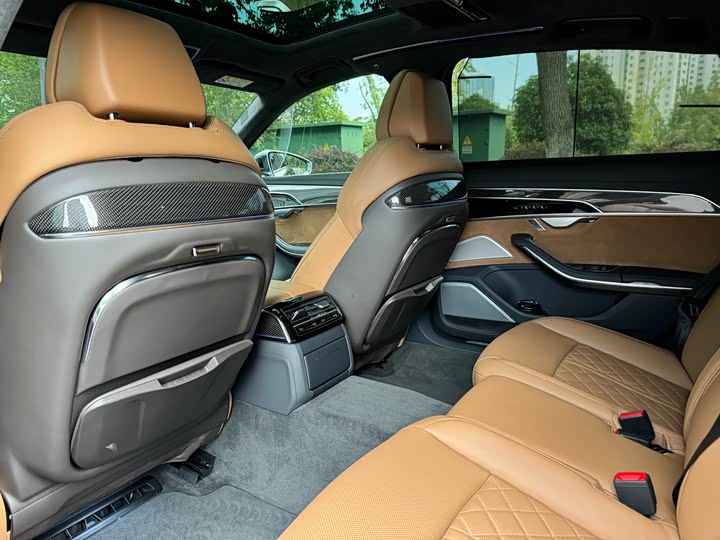 Фото 9 - Audi S8