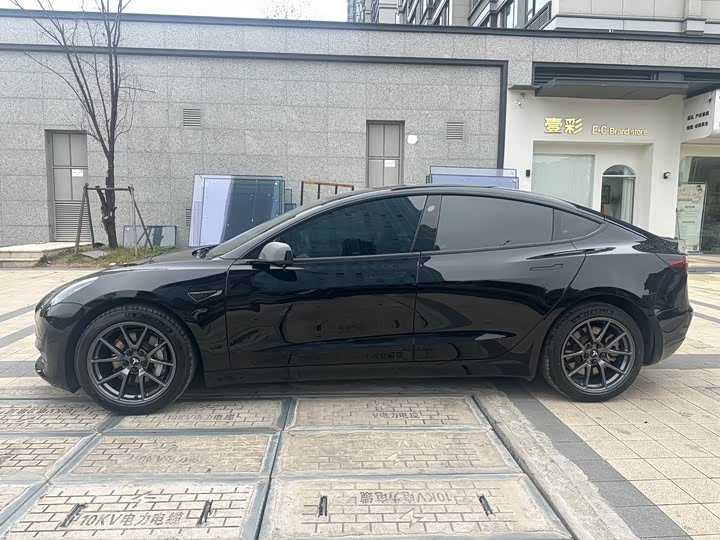 Фото 4 - Tesla Model 3