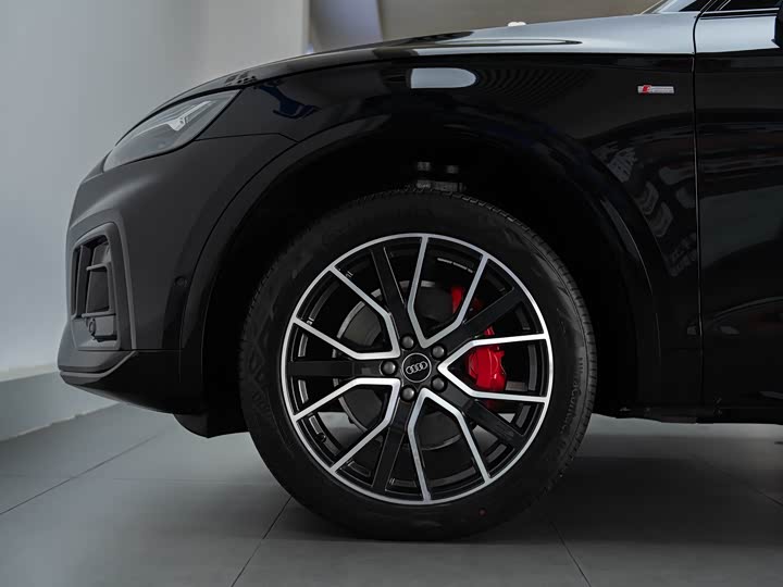 Фото 8 - Audi Q5L