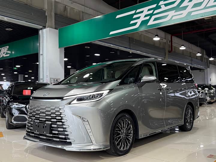 Фото 1 - Lexus LM