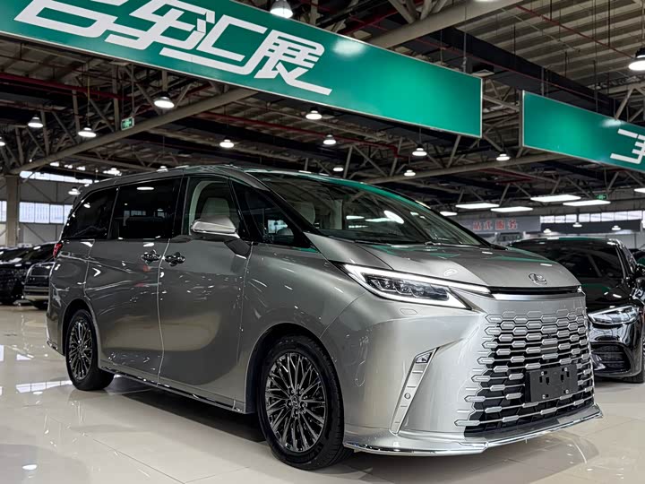 Фото 3 - Lexus LM