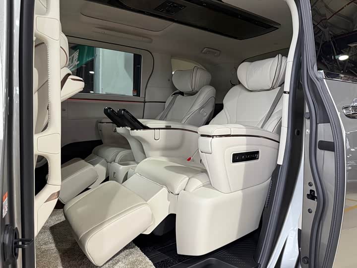 Фото 5 - Lexus LM