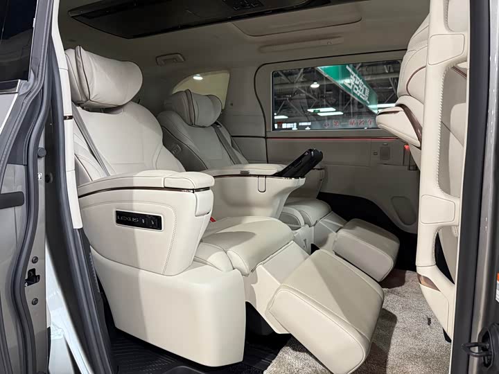 Фото 9 - Lexus LM