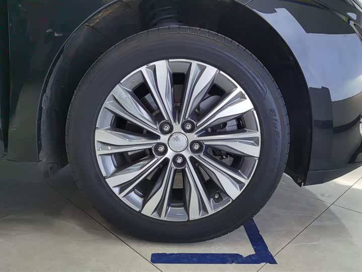 Фото 6 - Hongqi E-QM5