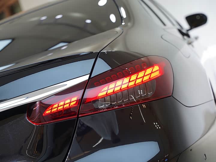 Photo 8 - Mercedes-Benz E-Class