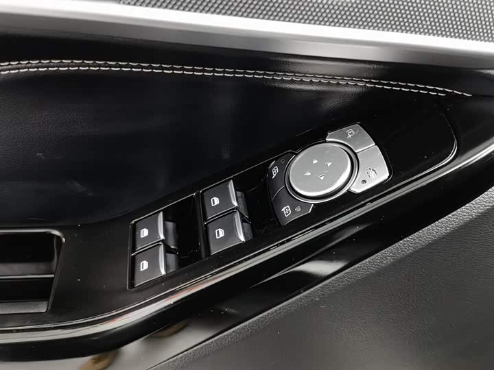 Фото 9 - Ford Explorer