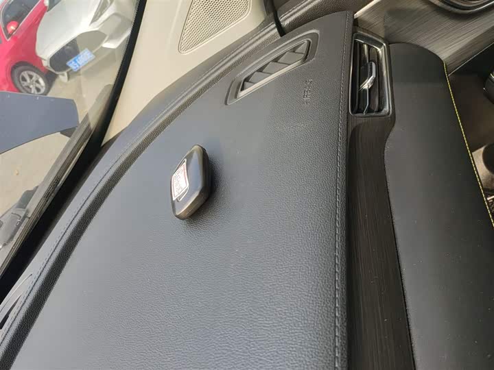 Фото 9 - Roewe RX5 Hybrid