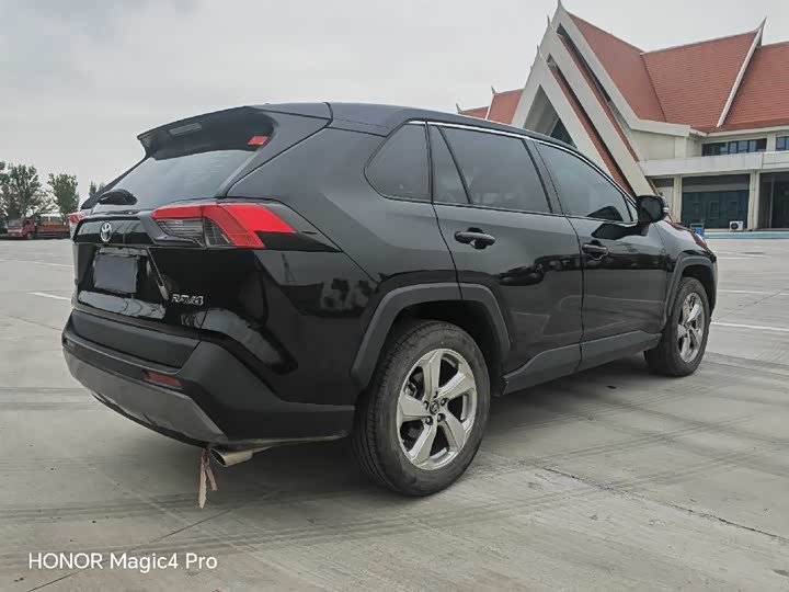 Фото 7 - Toyota RAV4