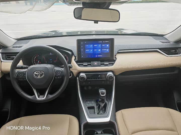 Фото 8 - Toyota RAV4