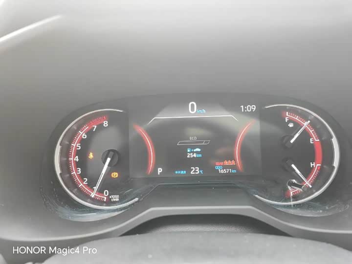 Фото 9 - Toyota RAV4