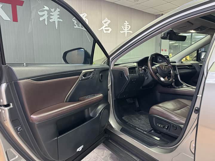 Фото 4 - Lexus RX