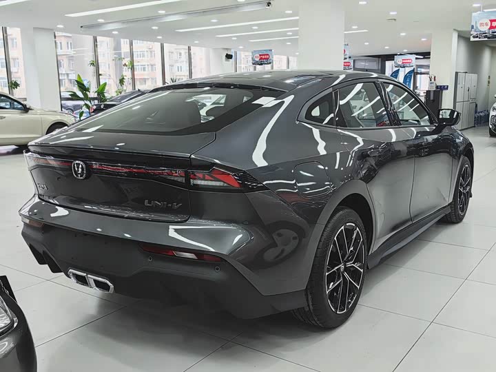 Фото 3 - Changan UNI-V Hybrid