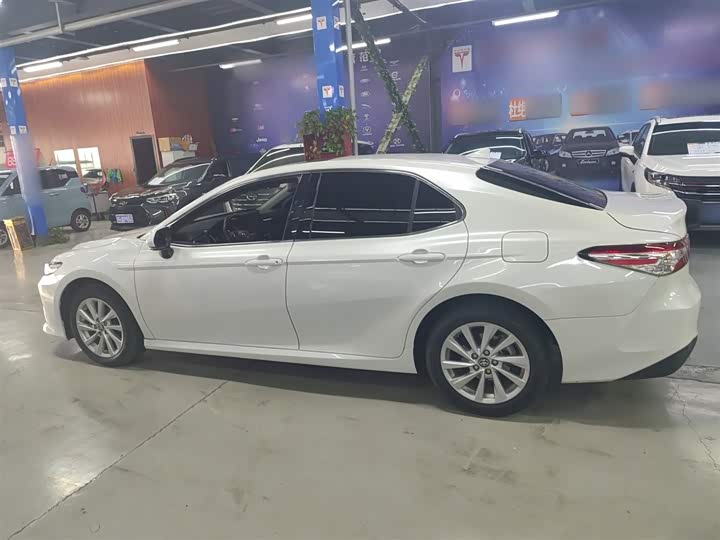 Фото 5 - Toyota Camry