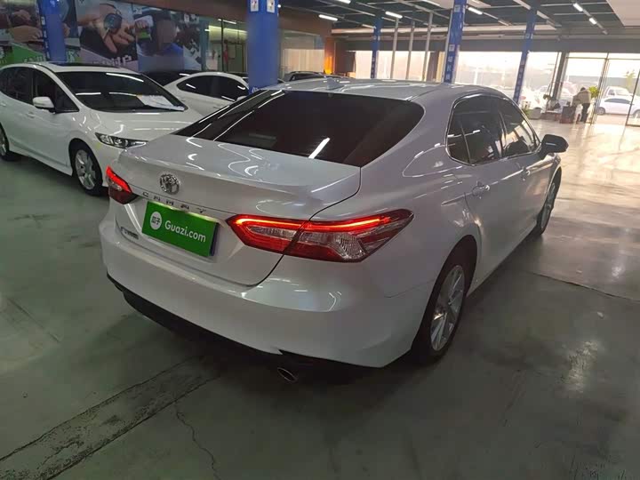 Фото 7 - Toyota Camry