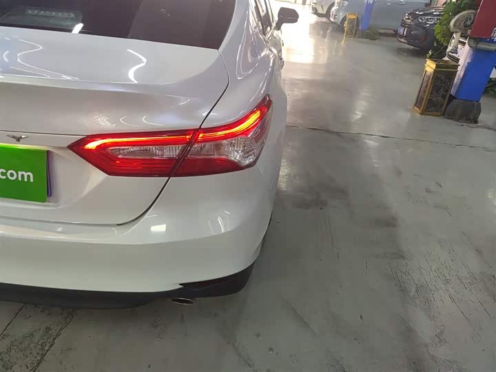 Фото 8 - Toyota Camry