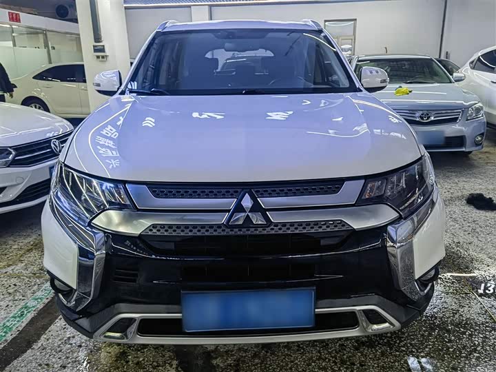 Фото 8 - Mitsubishi Outlander