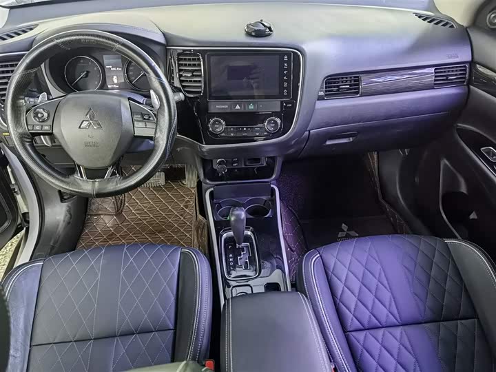 Фото 9 - Mitsubishi Outlander