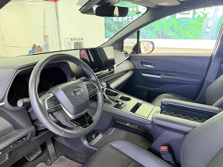 Фото 8 - Toyota Sienna