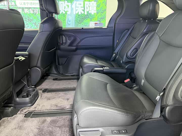 Фото 9 - Toyota Sienna