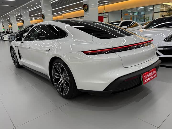 Фото 4 - Porsche Taycan