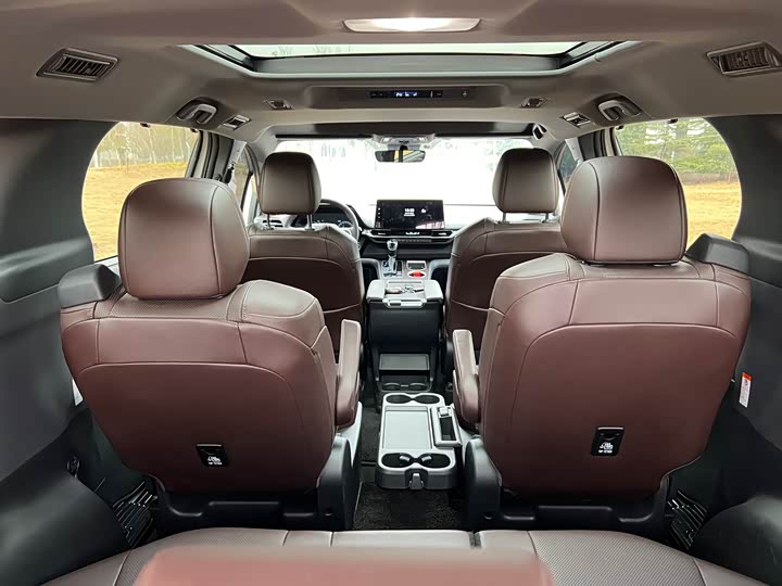 Фото 4 - Toyota Granvia