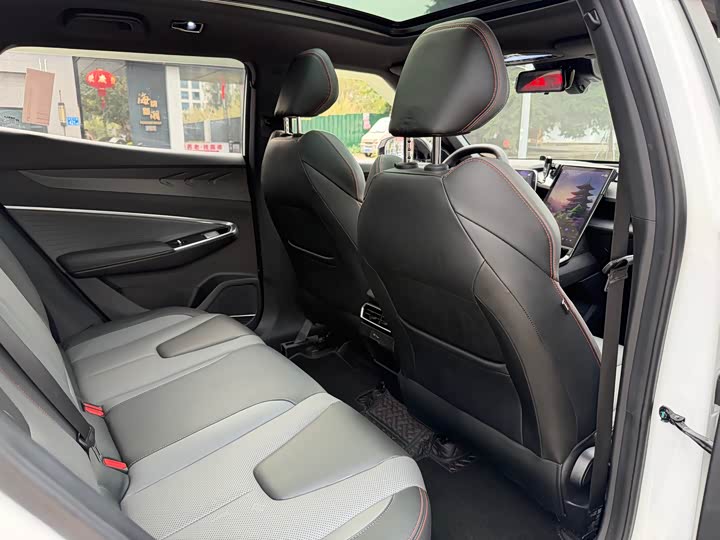 Фото 7 - Geely Atlas