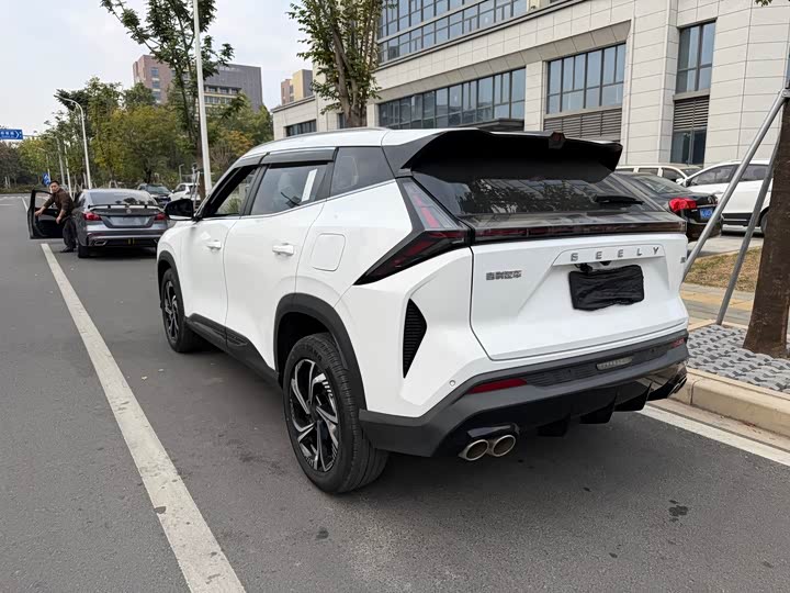 Фото 9 - Geely Atlas