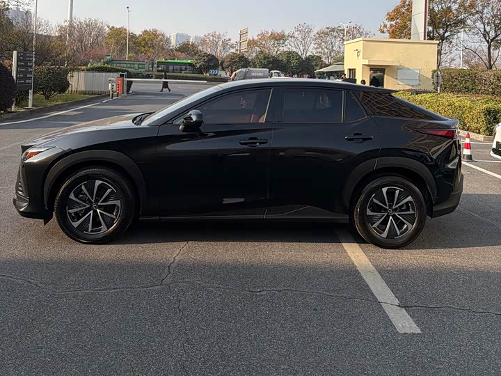 Фото 2 - Lexus RZ