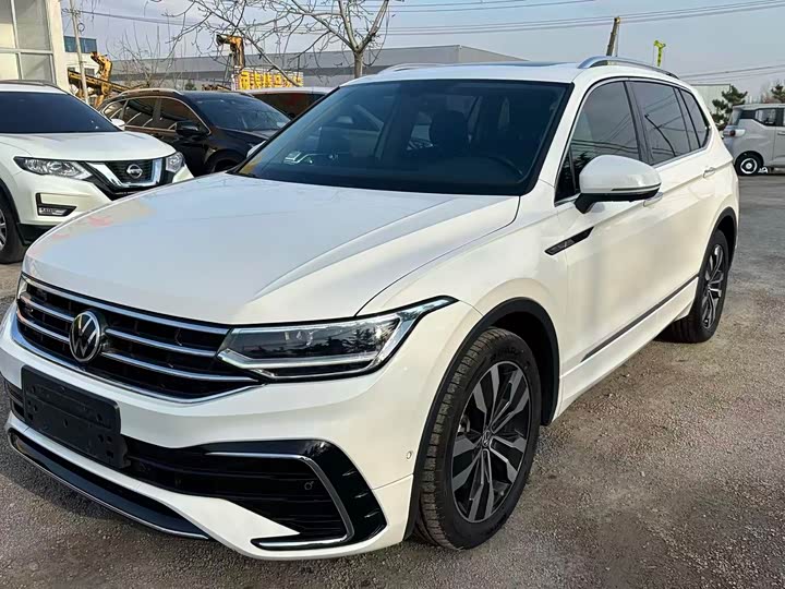 Фото 1 - Volkswagen Tiguan L Pro