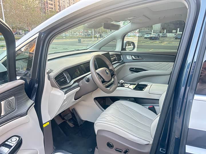 Фото 7 - Denza D9