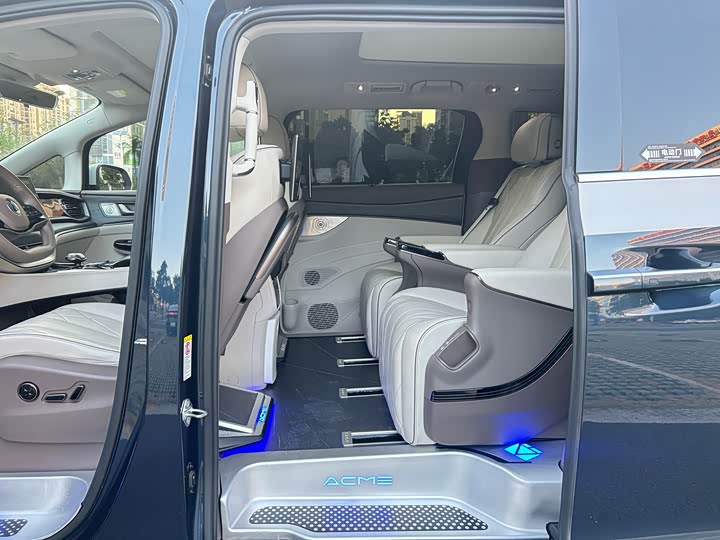 Фото 8 - Denza D9