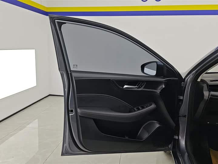 Фото 7 - Roewe i5